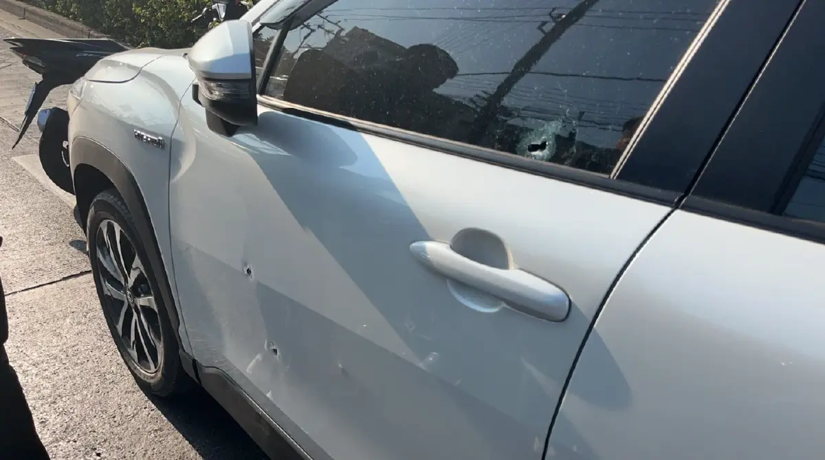 แยกนิด้า-เสรีไทยติดหนึบ หลังเกิดเหตุโจ๋ยิงกันกลางถนน เจ็บ 3 ราย