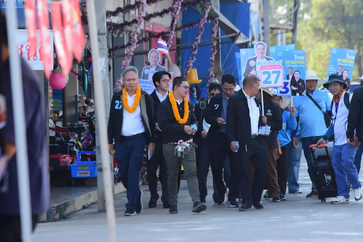 ปชป.ลุยชัยนาท! “เมฆินทร์” หนุนว่าที่ ดร.ธงชัย ขึ้นสามล้อพบประชาชน