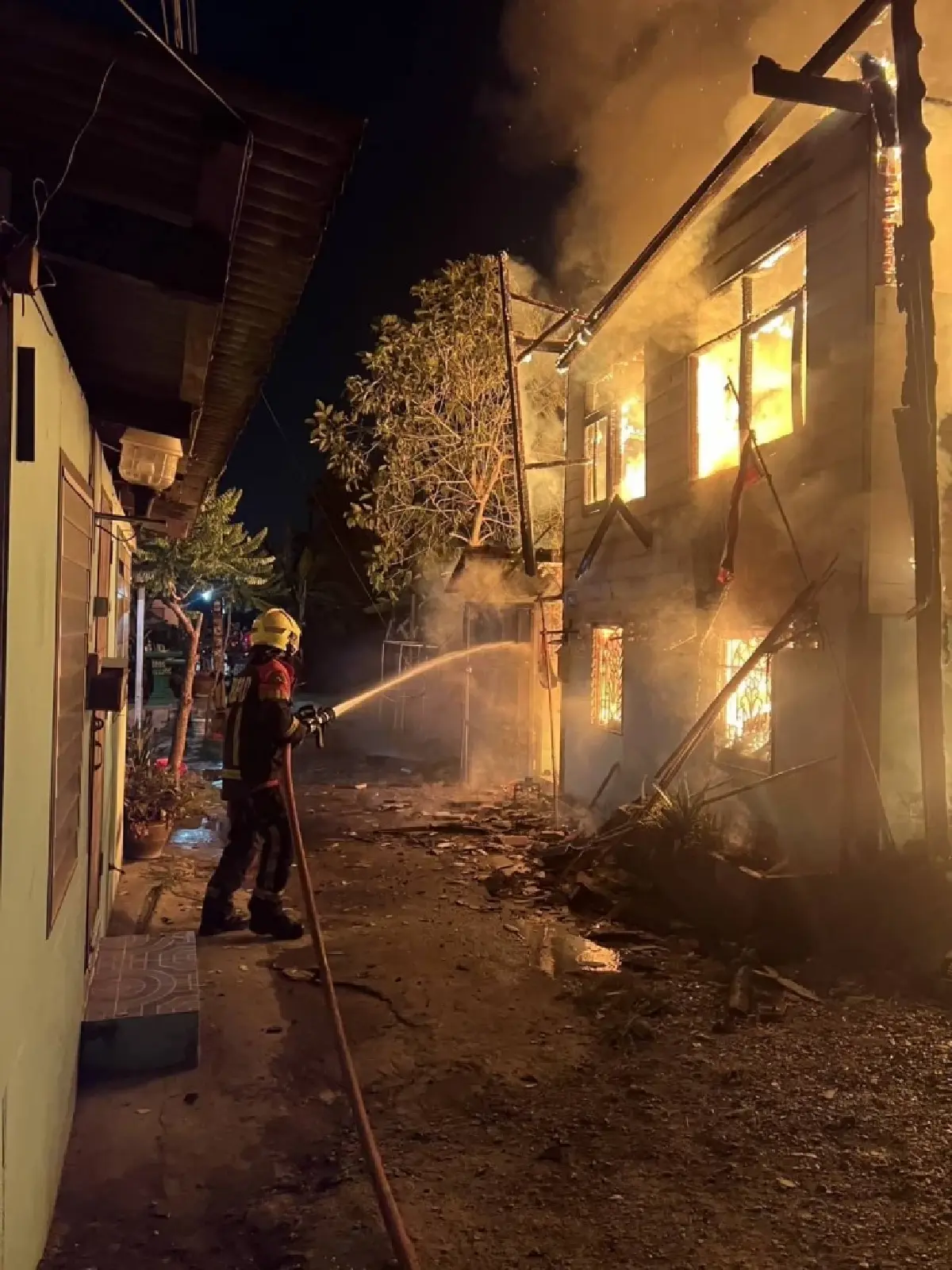 ระทึก ไฟไหม้บ้านไม้ 2 ชั้น ซอยลาดกระบัง 1/9 เพลิงไหม้วอดหมดหลัง