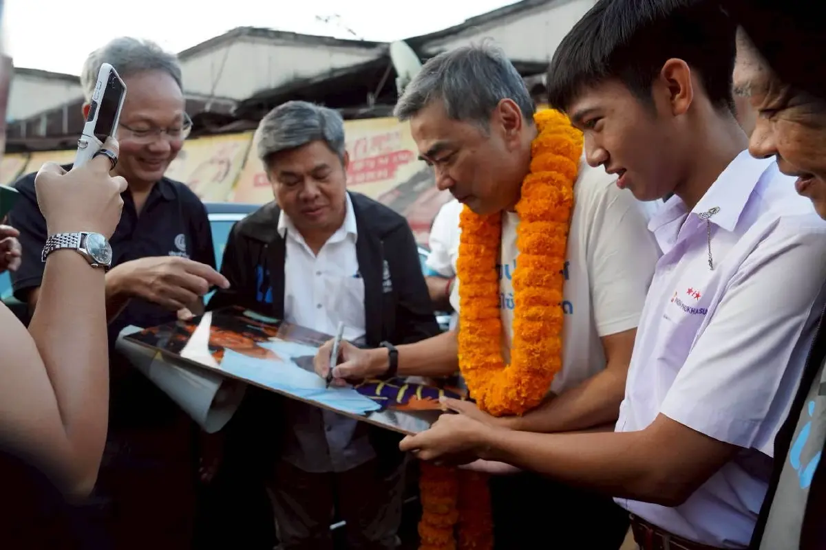 'ปชป.' ขนฟูลทีม บุกตลาดเจ้าพรหม อยุธยา ชูกระจายอำนาจพัฒนาพื้นที่
