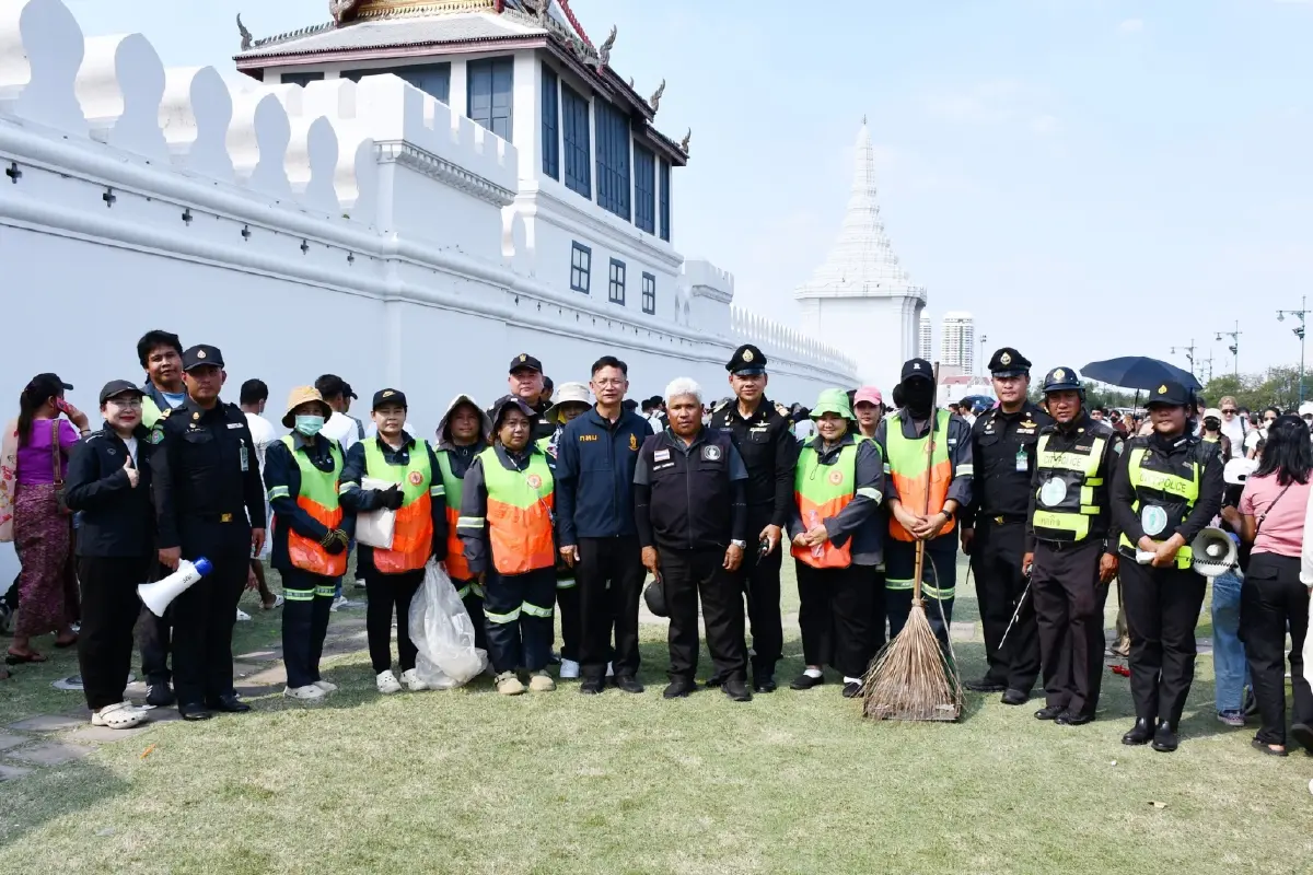 เพิ่มรอบจัดเก็บขยะ ป้องกันขยะตกค้าง รองรับเที่ยวสักการะชมวัดพระแก้ว