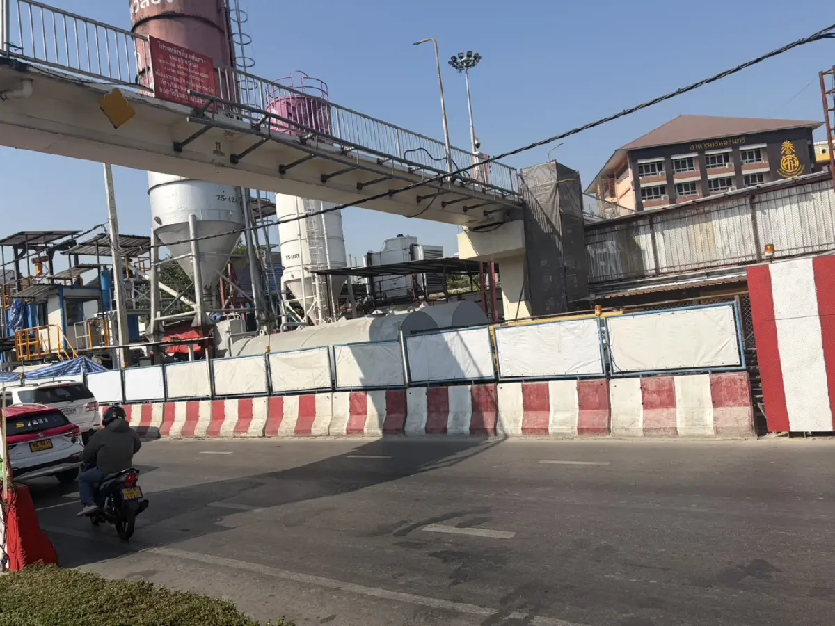 เช็กแล้ว! สะพานลอยศึกษานารีปลอดภัย ใช้งานปกติ หลังรถเฮี๊ยบชน