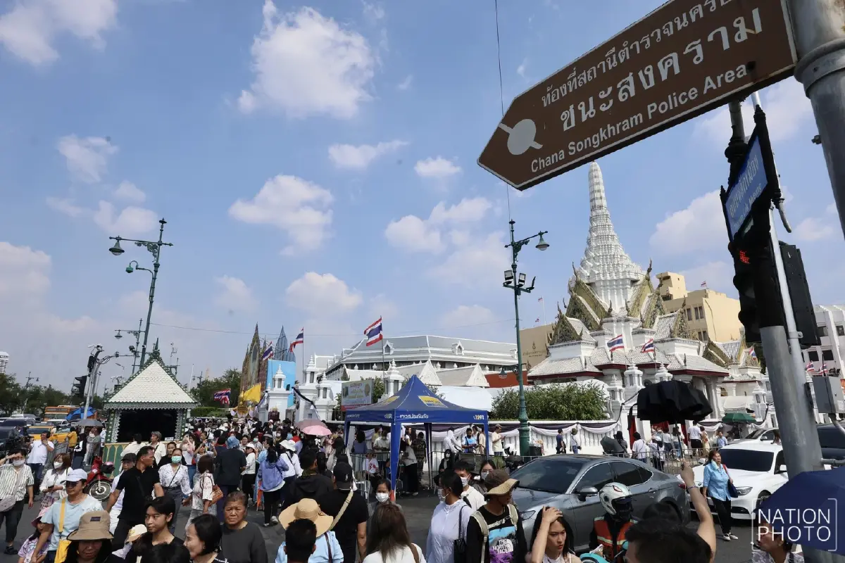 เสริมสิริมงคลรับปีใหม่ 2569 ชาวไทย-ต่างชาติ แห่สักการะศาลหลักเมือง วัดพระแก้ว