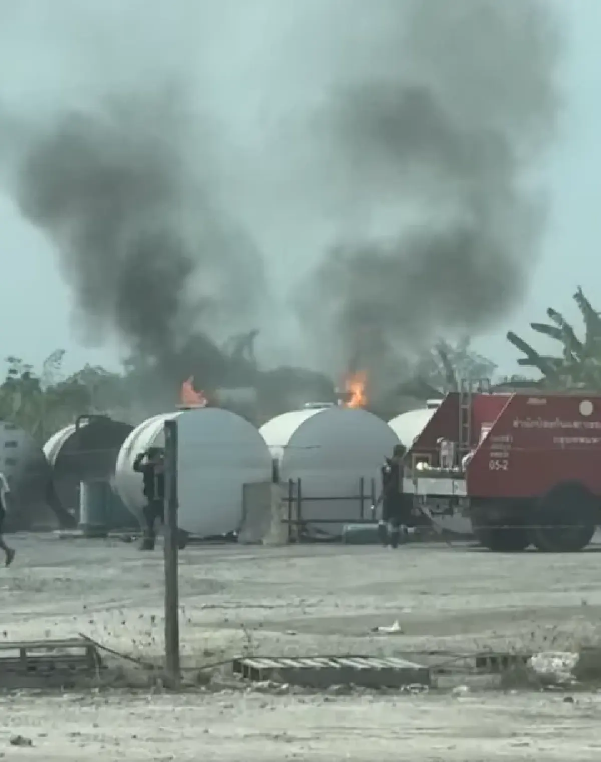 ด่วน หวั่นระเบิด ไฟไหม้ถังน้ำมันใหญ่ ลาดกระบัง ควันดำโขมงเต็มฟ้า