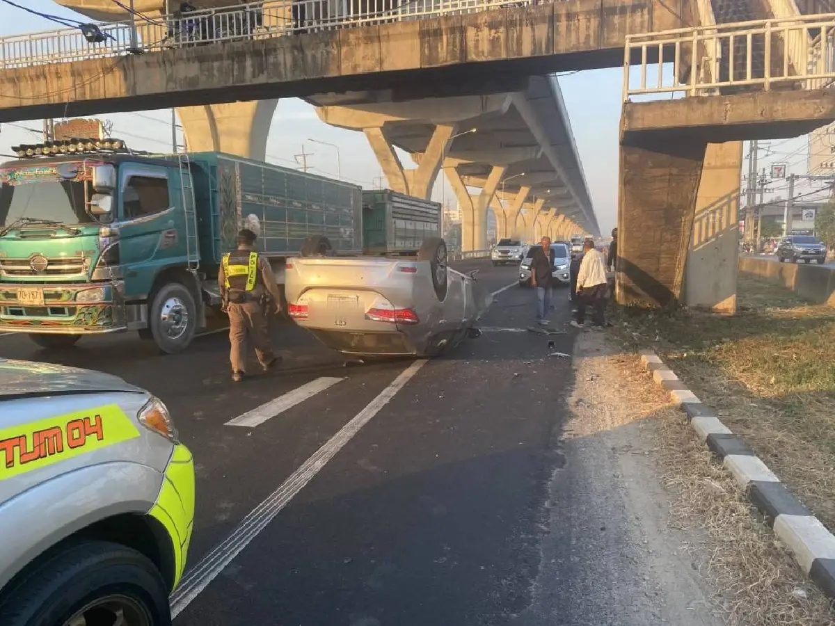 ด่วน! รถติดมาก ถนนพระราม 2 อุบัติเหตุ รถเก๋งพลิกหงายท้อง เจ็บ 1 คน