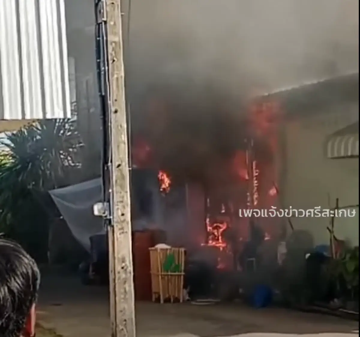 ด่วน! ไฟไหม้บ้าน ในตลาดสดไพรบึง จ.ศรีสะเกษ ชาวบ้าน เข็นรถหนีวุ่น