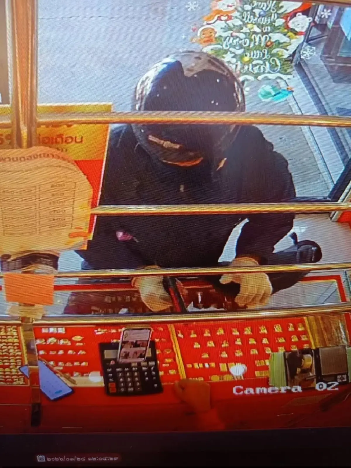 อุกอาจ! คนร้ายควงปืนบุกเดี่ยวปล้นร้านทองกลางเมืองโคราช หลังทองคำทะลุ 70,000