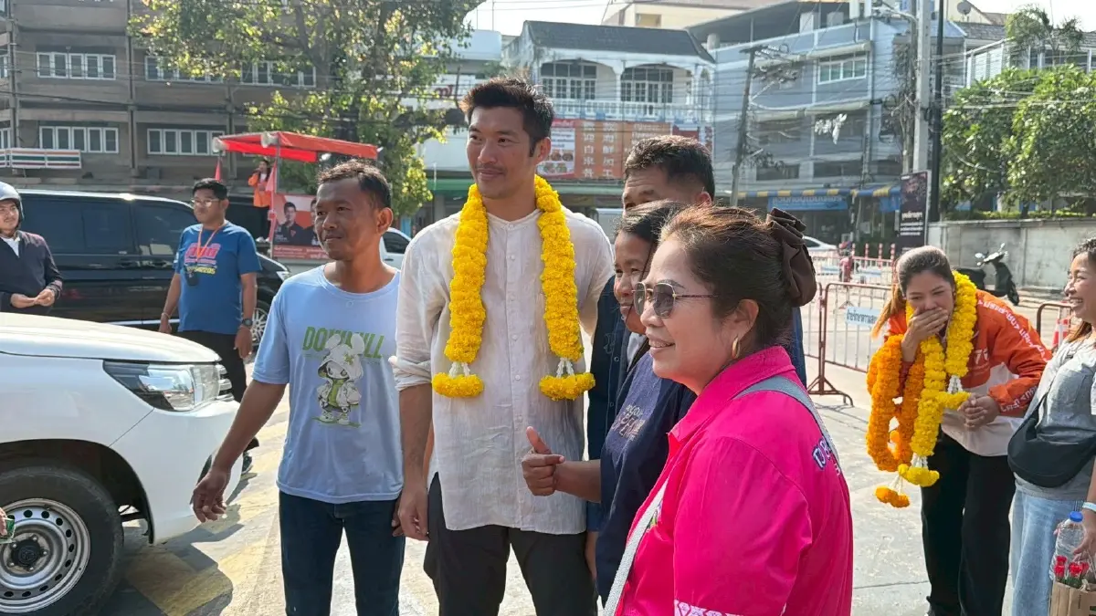 ชาวบ้านถาม 'ธนาธร' ตอบ 'มีเรา ไม่มีเทา' คือลุยปราบโกง ไม่อุ้มคนผิด