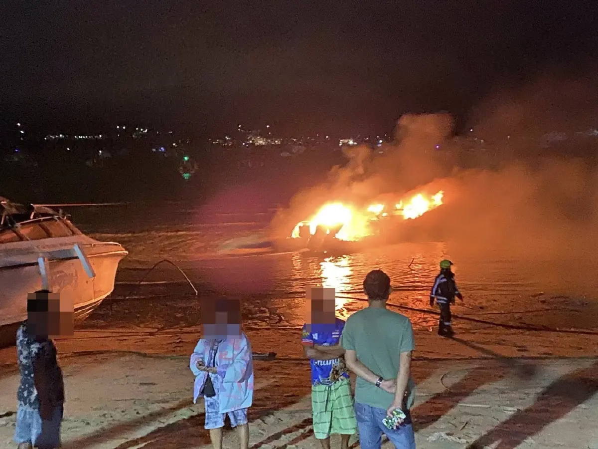 ด่วน เพลิงเผาวินาศอ่าวฉลอง ไฟไหม้เรือสปีดโบ๊ท 10 ลำ คุมเพลิงไม่ได้