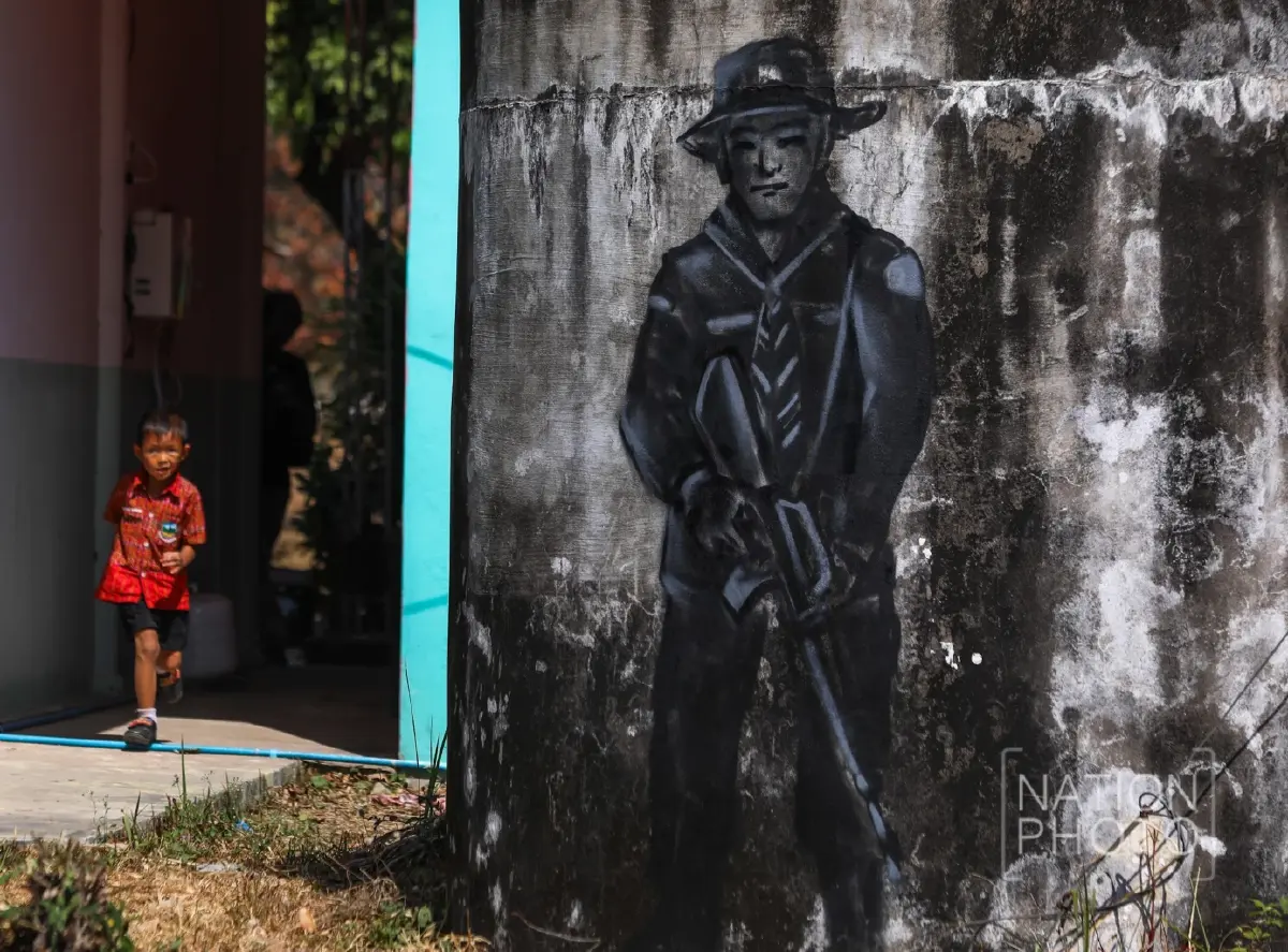 ตบหน้าด้วยความจริง! ตอบโต้ทางศิลปะ 'ย่าอุ้มหลาน - 46 ทหารกล้า'