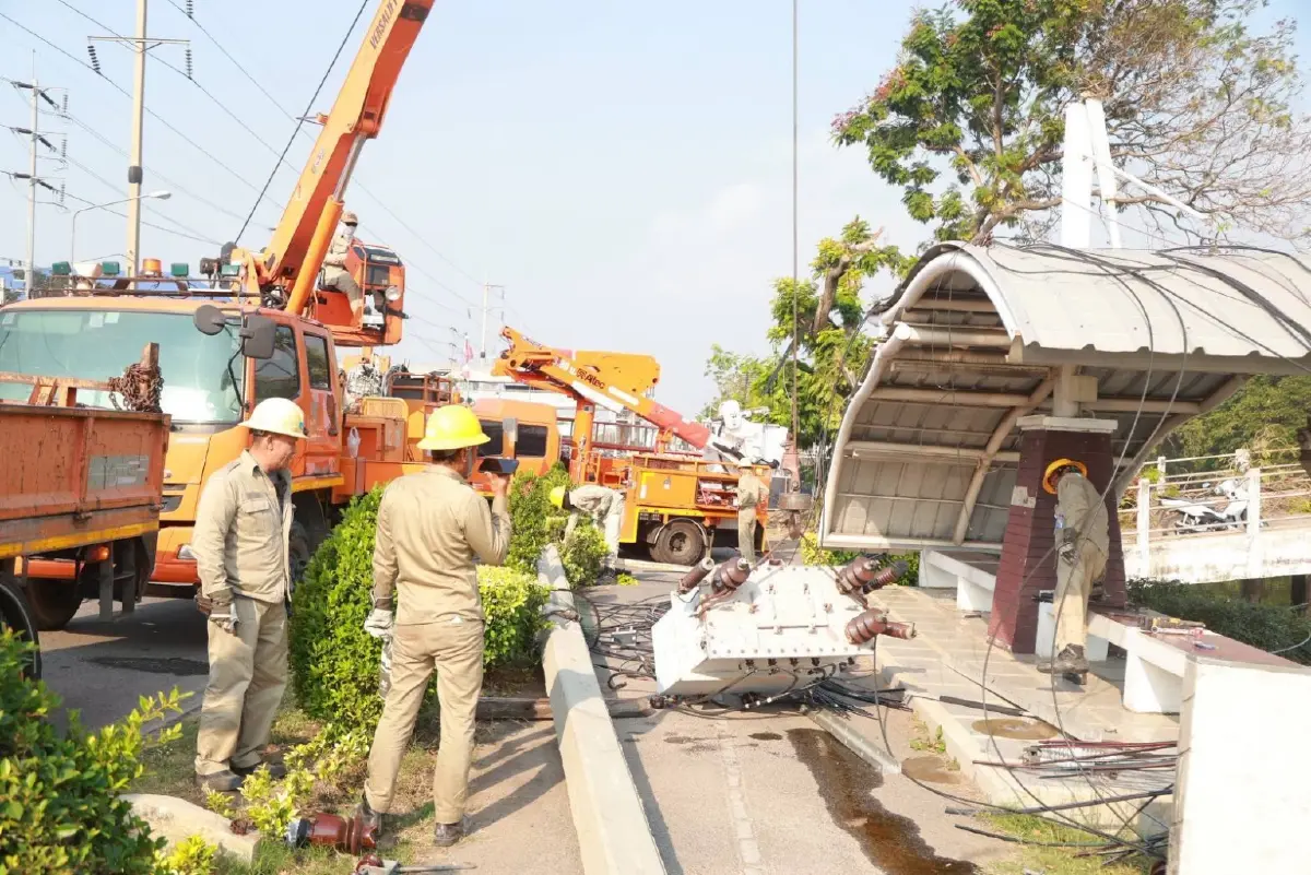 MEA จ่ายไฟครบทุกบ้านแล้ว หลังรถเกี่ยวสายไฟ ทำเสาไฟล้ม 70 ต้น