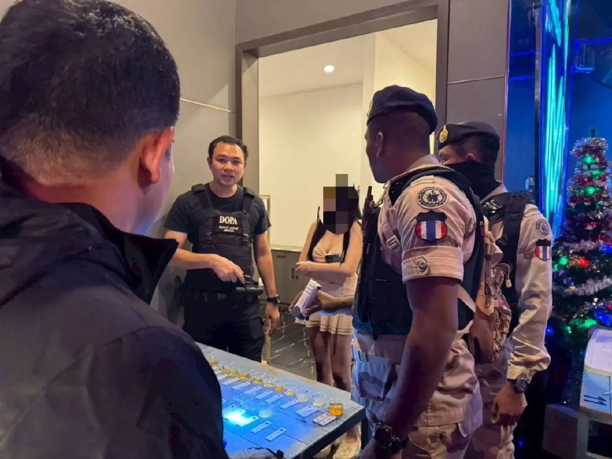 จัดระเบียบสังคม นำกำลัง อส. บุกตรวจผับภูเก็ต ตรวจฉี่ม่วง 8 ราย