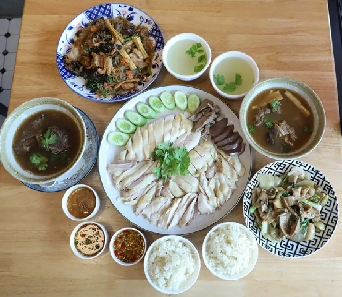 รวม 4 ร้านอร่อย ‘อาหารจีนไหหลำ’ ข้าวมันไก่ ขนมจีน และ สุกี้ไหหลำ