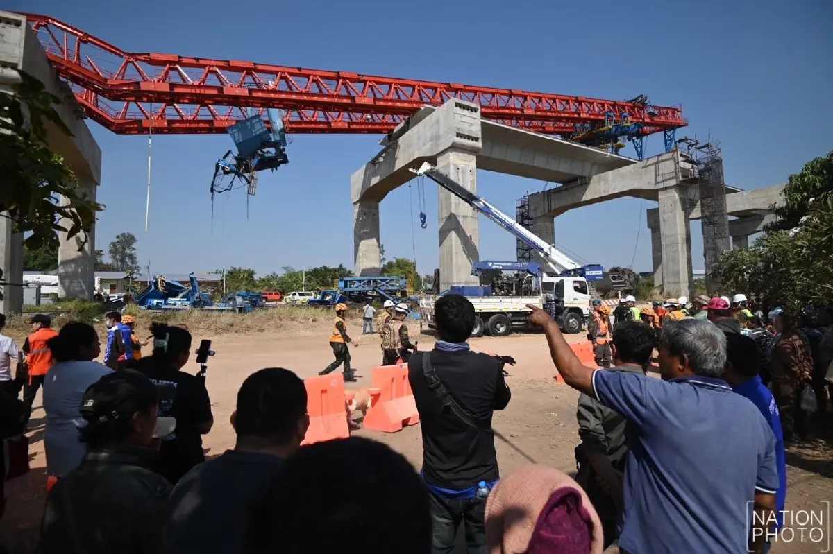 เครนถล่มทับรถไฟที่สีคิ้ว ค้นหาคนตาย-ผู้สูญหาย เปิดภาพล่าสุด