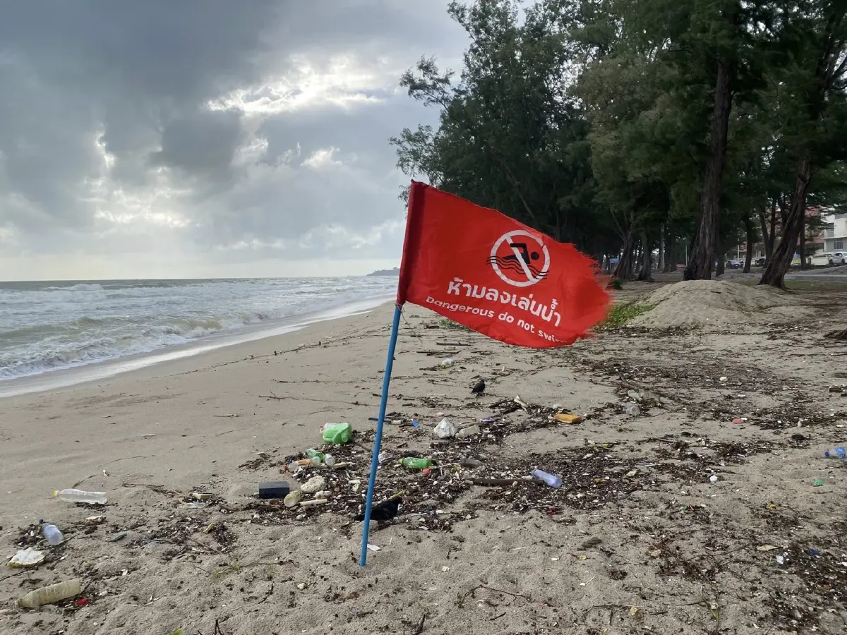 ปักธงแดง! เตือน ฉ.4 คลื่นลมแรง อ่าวไทย คลื่นสูง 3 เมตร ห้ามลงเล่นน้ำ