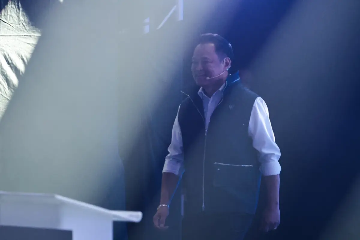 ‘2 ก๊ก’โหมกระแส‘ทีมบริหาร’ - ‘ส้ม-น้ำเงิน’ตีคู่ โชว์ว่าที่รมต.