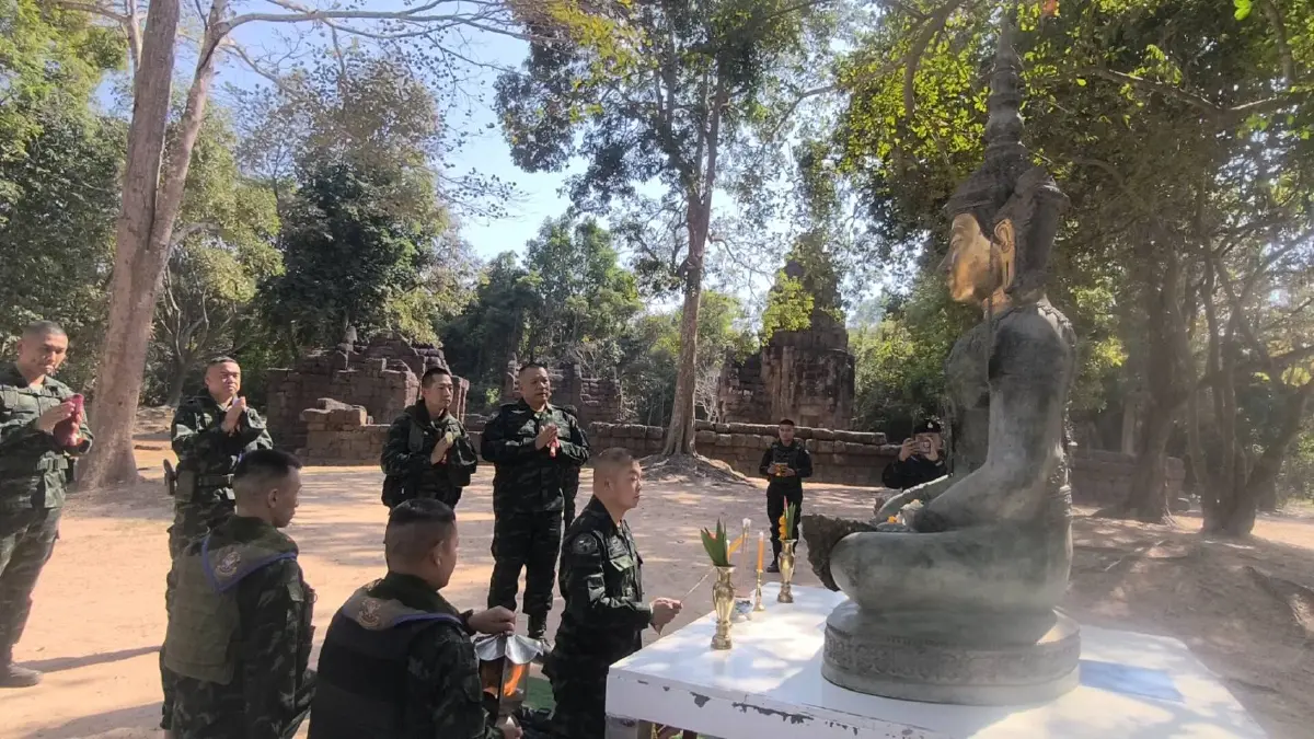 'แม่ทัพกุ้ง' สักการะสิ่งศักดิ์สิทธิ์ 3 ปราสาท 'พระประธาน' รอดคมกระสุน-ระเบิด