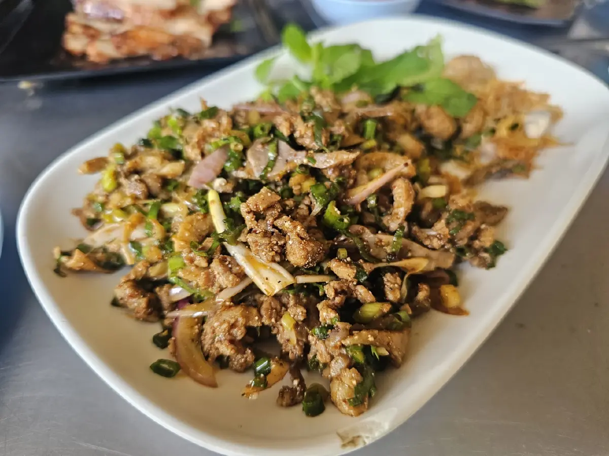 อุบลแจ่วฮ้อน หม้อไฟอีสานแท้ น้ำซุปเผ็ดร้อน รสเด็ด ขายมา 40 ปี