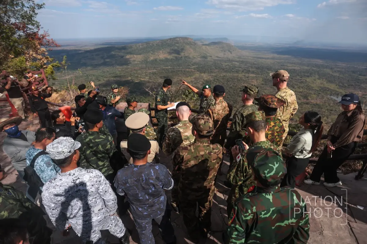 ผช.ทูตทหาร 10 ประเทศ ลงพื้นที่ผามออีแดง เยี่ยมบ้านถูกระเบิด