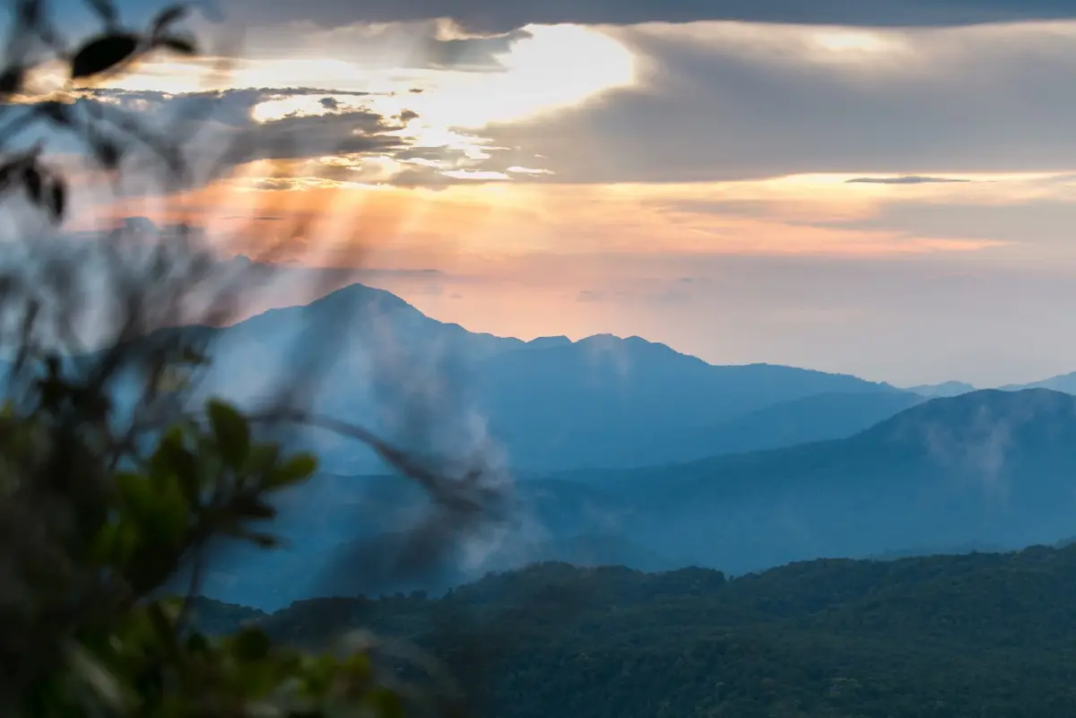 'ยอดเขาค้อม' อุทยานแห่งชาติเขานัน เส้นทางใหม่ที่สายลุยต้องลอง