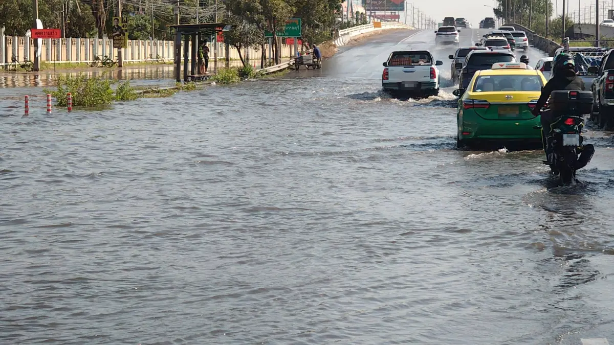 กระทบหนักวันนี้ รถติดมาก น้ำทะเลหนุนสูง ถนนพระราม 2 ขาเข้า กทม.