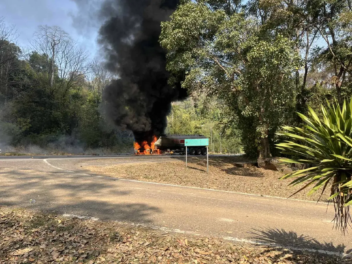 ด่วน ไฟไหม้รถน้ำมัน โค้งวรรณศาสตร์ ถ.304 วังน้ำเขียว ควันพุ่งท่วม