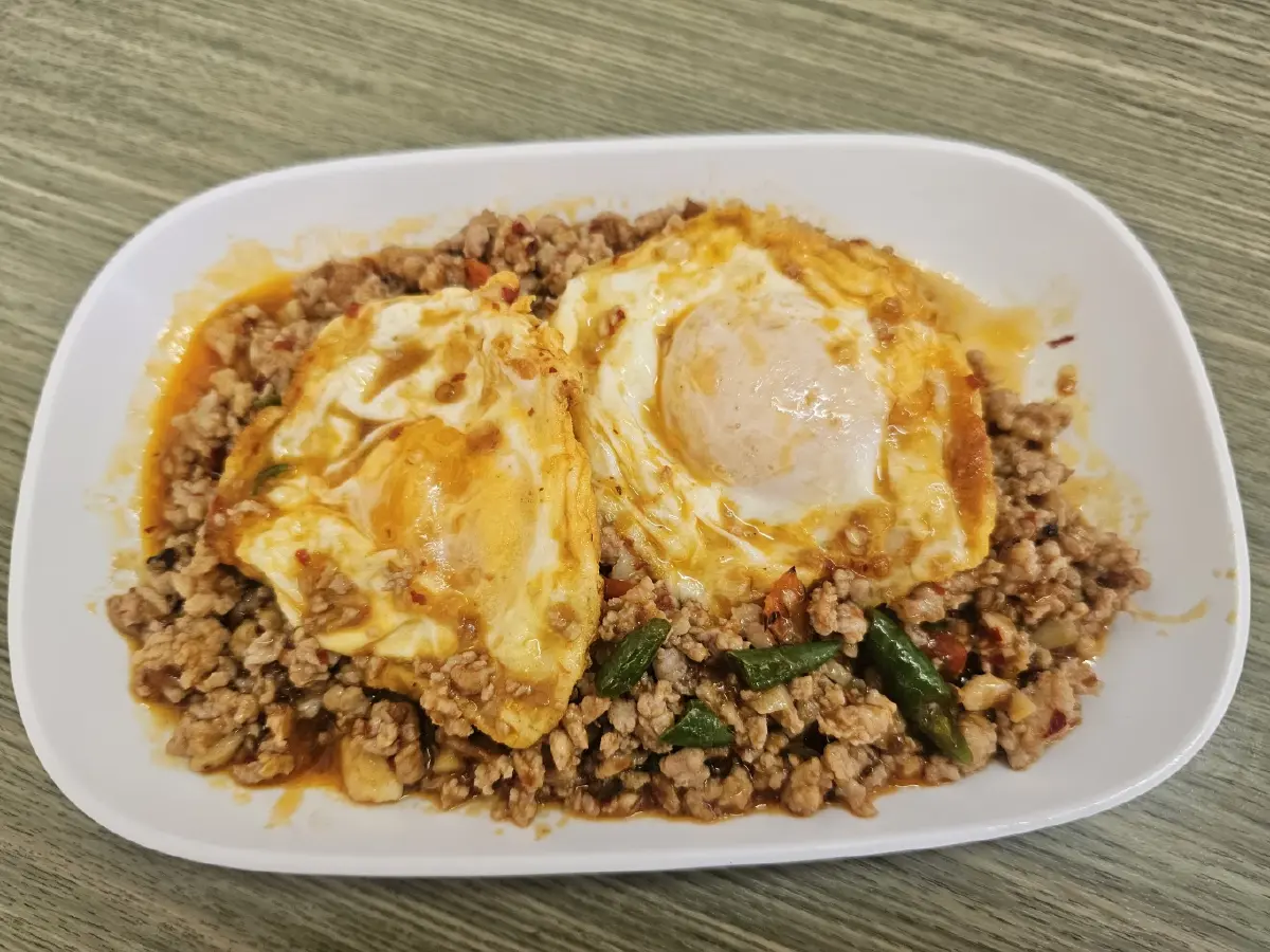 ‘เส้นหมี่ผัดกระเฉดกุ้ง’ ที่ ‘ร้านที.สพูน’ ซอยจุฬาฯ 50 รสชาติถูกใจ