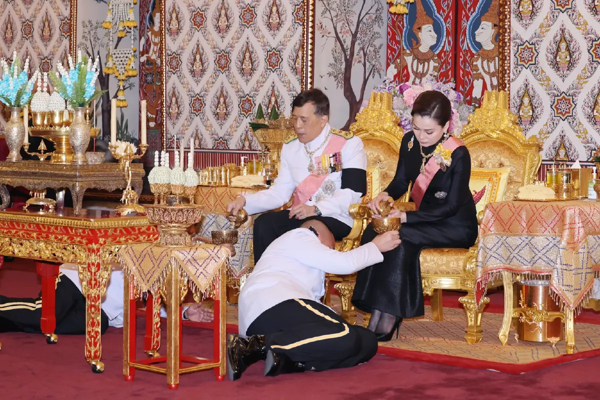 ในหลวง-พระราชินี ทรงบำเพ็ญพระราชกุศลสตมวาร ถวายพระบรมศพ สมเด็จพระพันปีหลวง