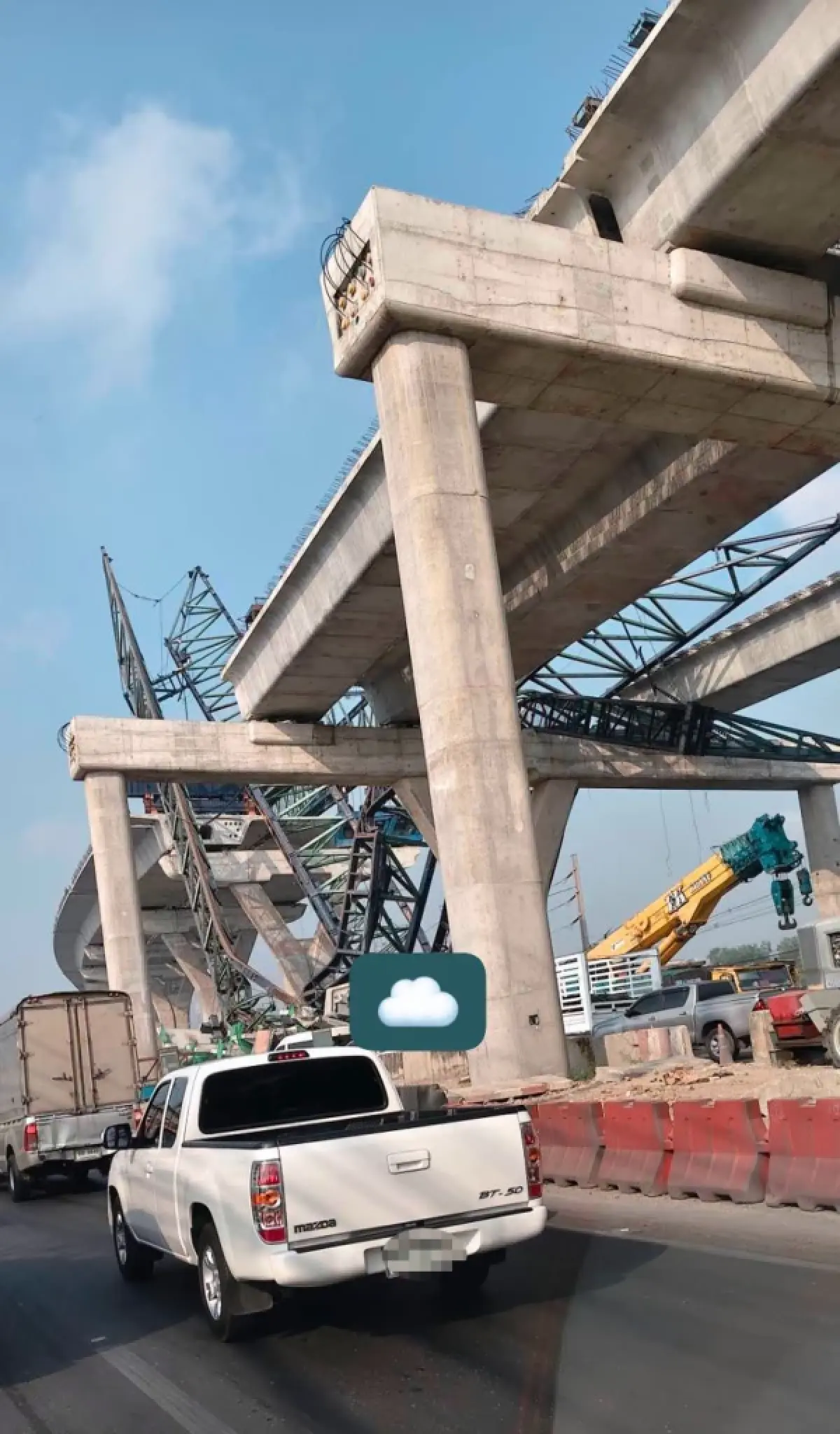 ด่วน! เครนถล่มพระราม 2 สมุทรสาคร ทับเกาะกลางใกล้สะพานท่าจีน ดับ 2