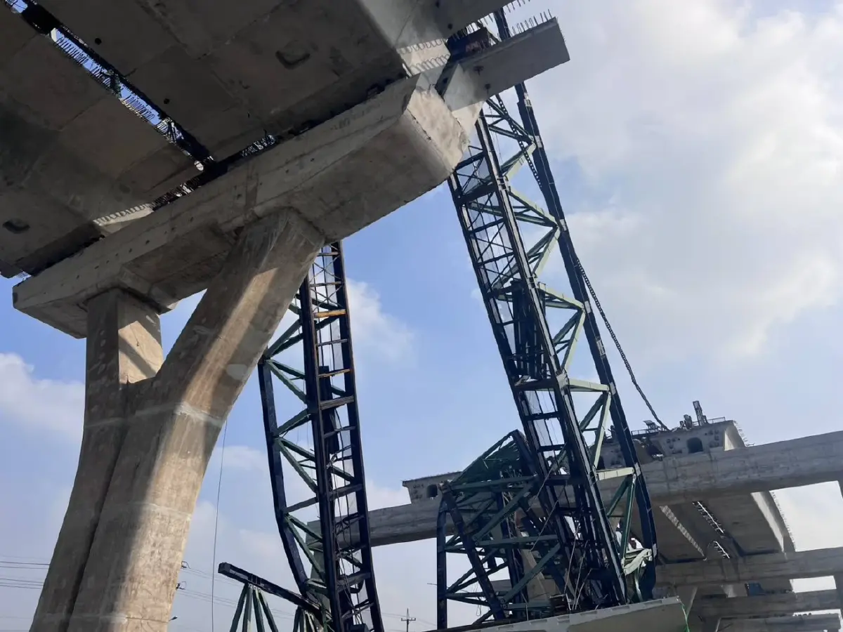 เปิดคลิป เสี่ยงเป็นเสี่ยงตาย เครนถล่มถนนพระราม 2 รอดตายหวุดหวิด