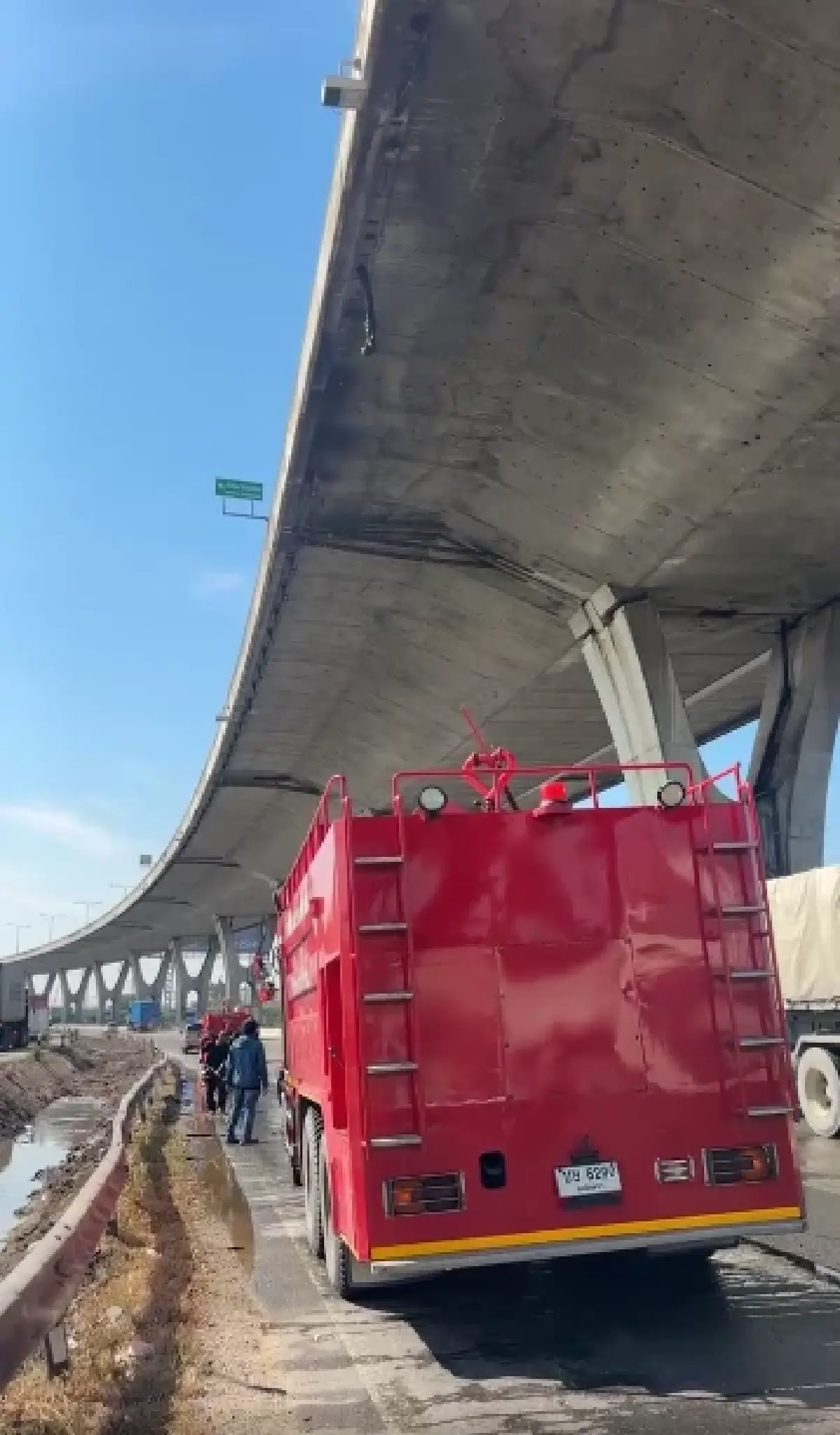 ด่วน ระวังไฟตกใส่รถ ไฟไหม้คานทางด่วนบูรพาวิถี ทำรถติด เข้า ชลบุรี