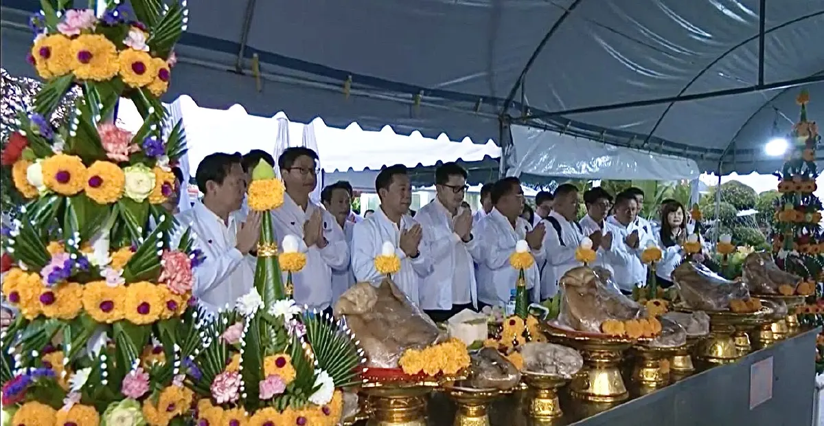 'พรรคปวงชนไทย' นำผู้สมัคร สส. ไหว้ศาลหลักเมือง ขอชัยชนะเลือกตั้ง