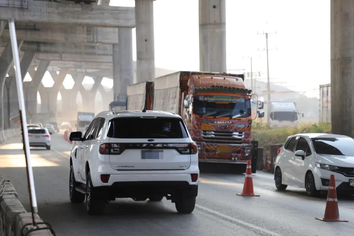 ผู้ใช้ทาง ดูเส้นทางใหม่ พระราม 2 เครนถล่ม ขาออกรถติด ขาเข้าชะลอตัว