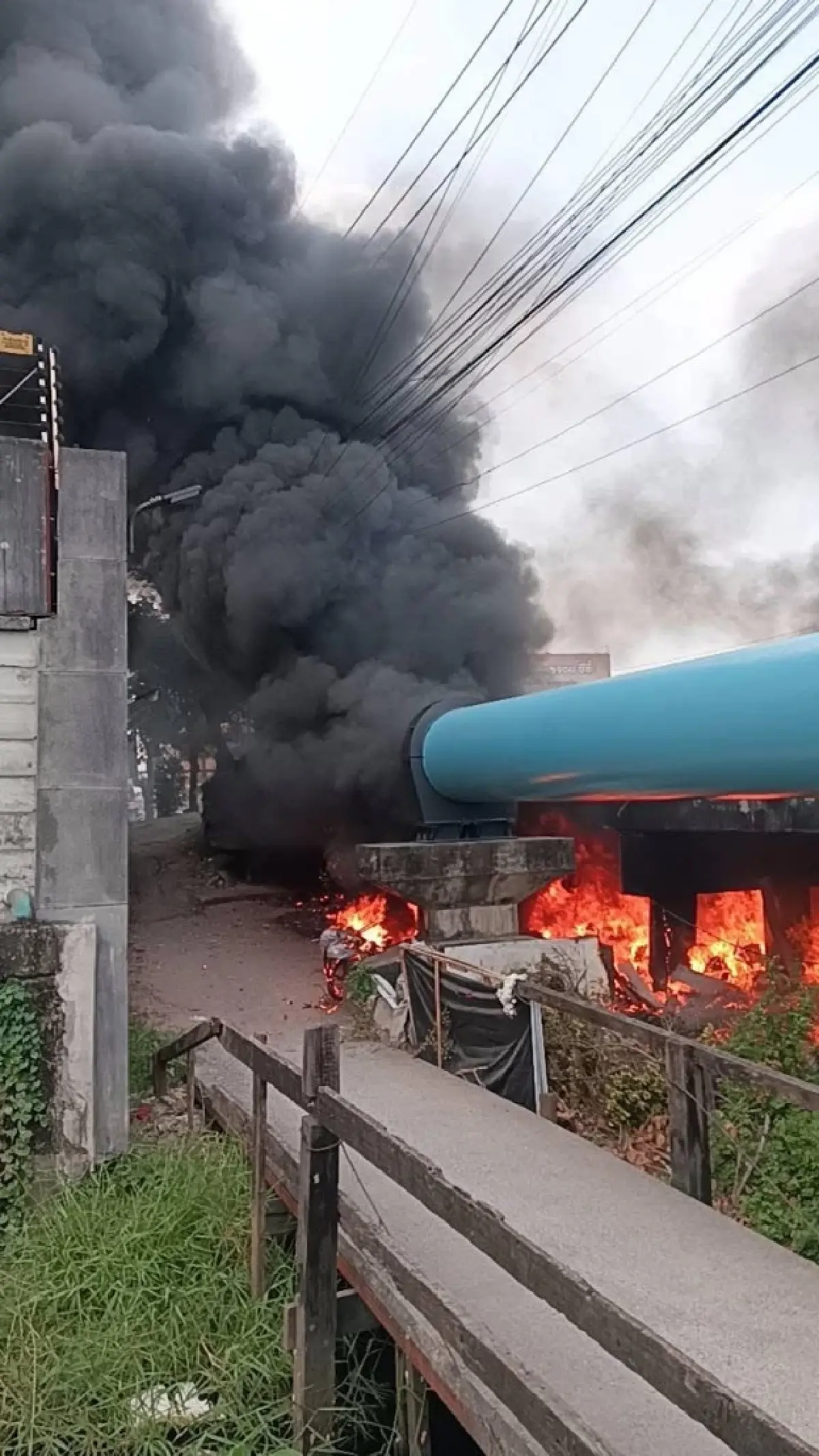 ระวังควัน! ไฟไหม้กองขยะใกล้สุเหร่าบ้านม้า ประเวศ ล่าสุดเพลิงสงบ