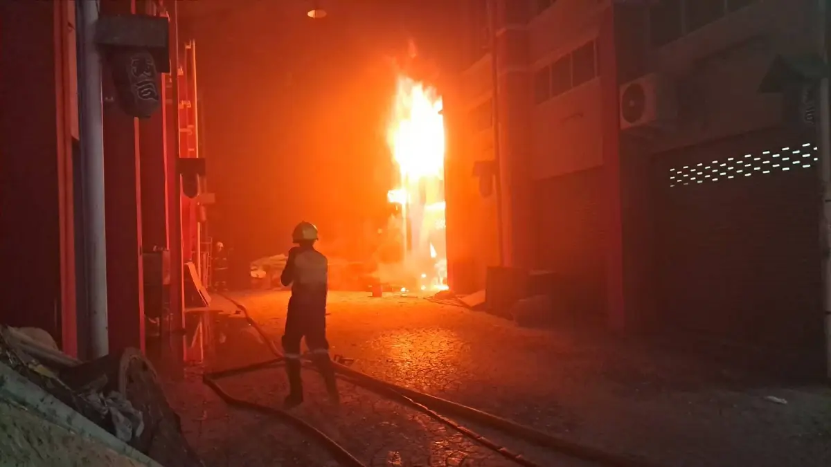 สรุปเหตุด่วน ไฟไหม้อาคาร สำเพ็ง 2 เพลิงไหม้รุนแรง วอดคลังเสื้อผ้า