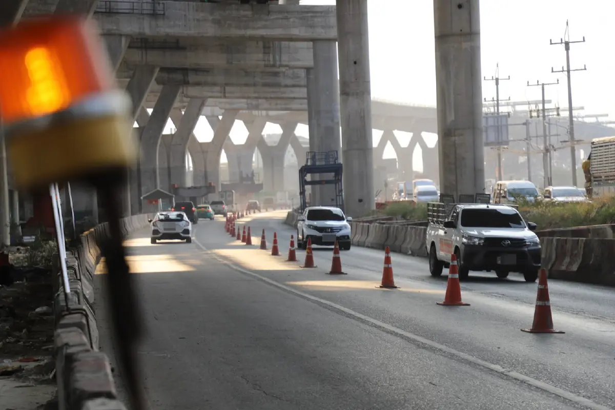 ผู้ใช้ทาง ดูเส้นทางใหม่ พระราม 2 เครนถล่ม ขาออกรถติด ขาเข้าชะลอตัว