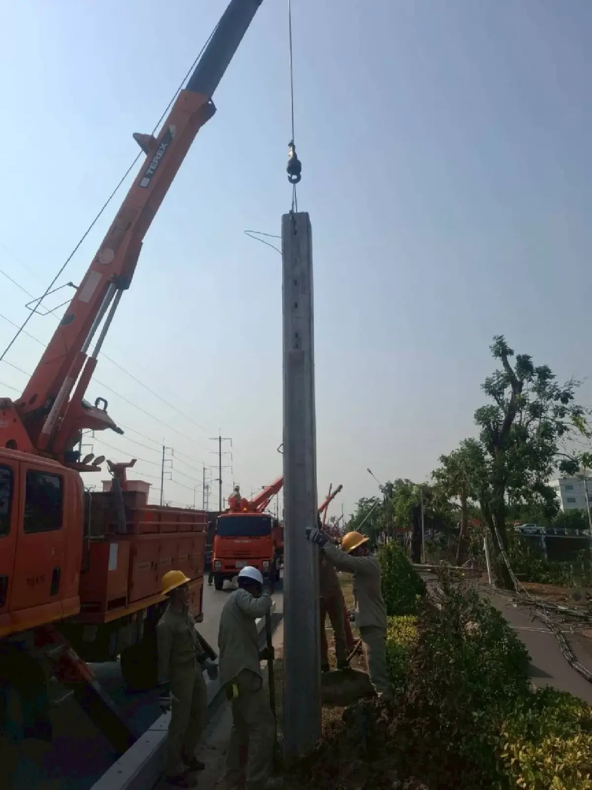 MEA จ่ายไฟครบทุกบ้านแล้ว หลังรถเกี่ยวสายไฟ ทำเสาไฟล้ม 70 ต้น