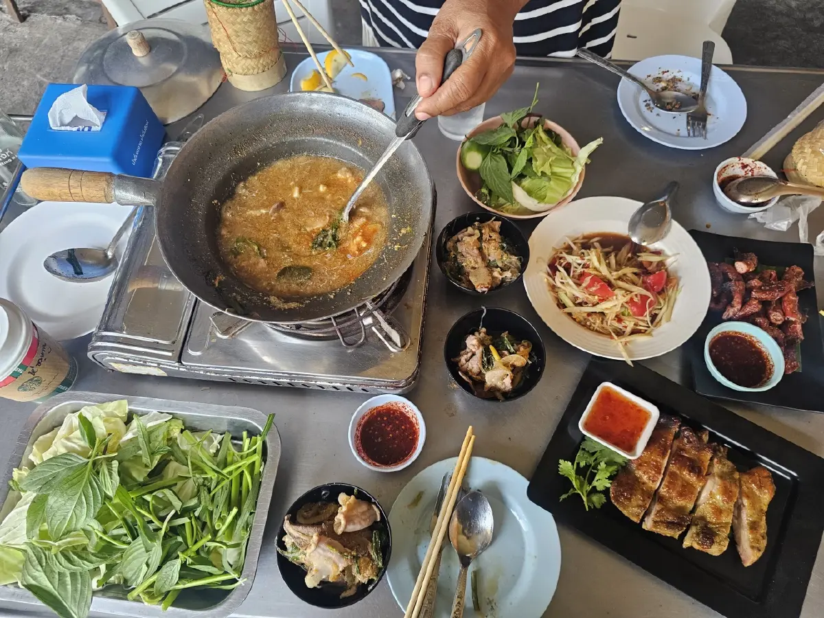 อุบลแจ่วฮ้อน หม้อไฟอีสานแท้ น้ำซุปเผ็ดร้อน รสเด็ด ขายมา 40 ปี