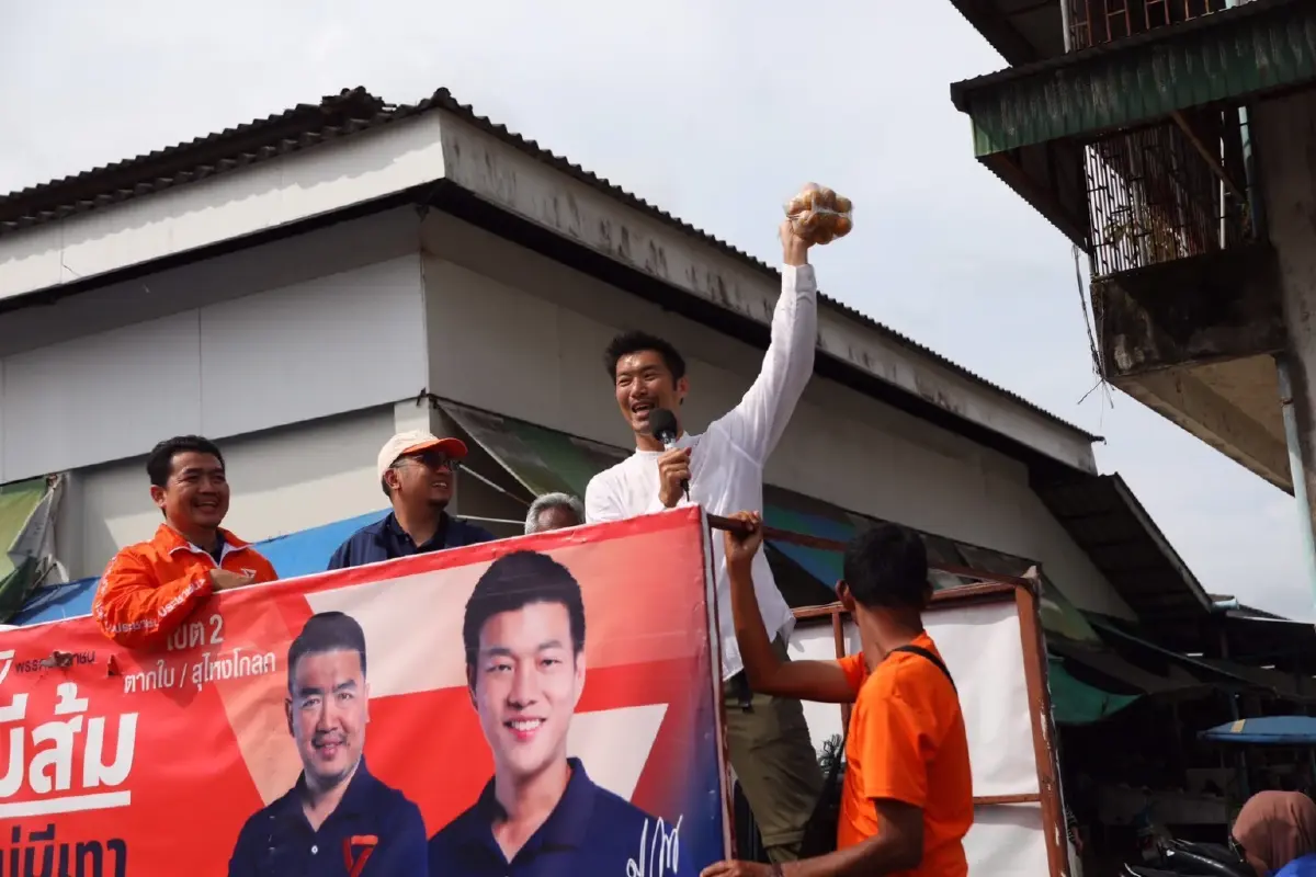 'ธนาธร' โชว์ผลงานคุ้ยปมทุจริต ขอคนนราธิวาสเชื่อมือ กา ปชน. 2 ใบ