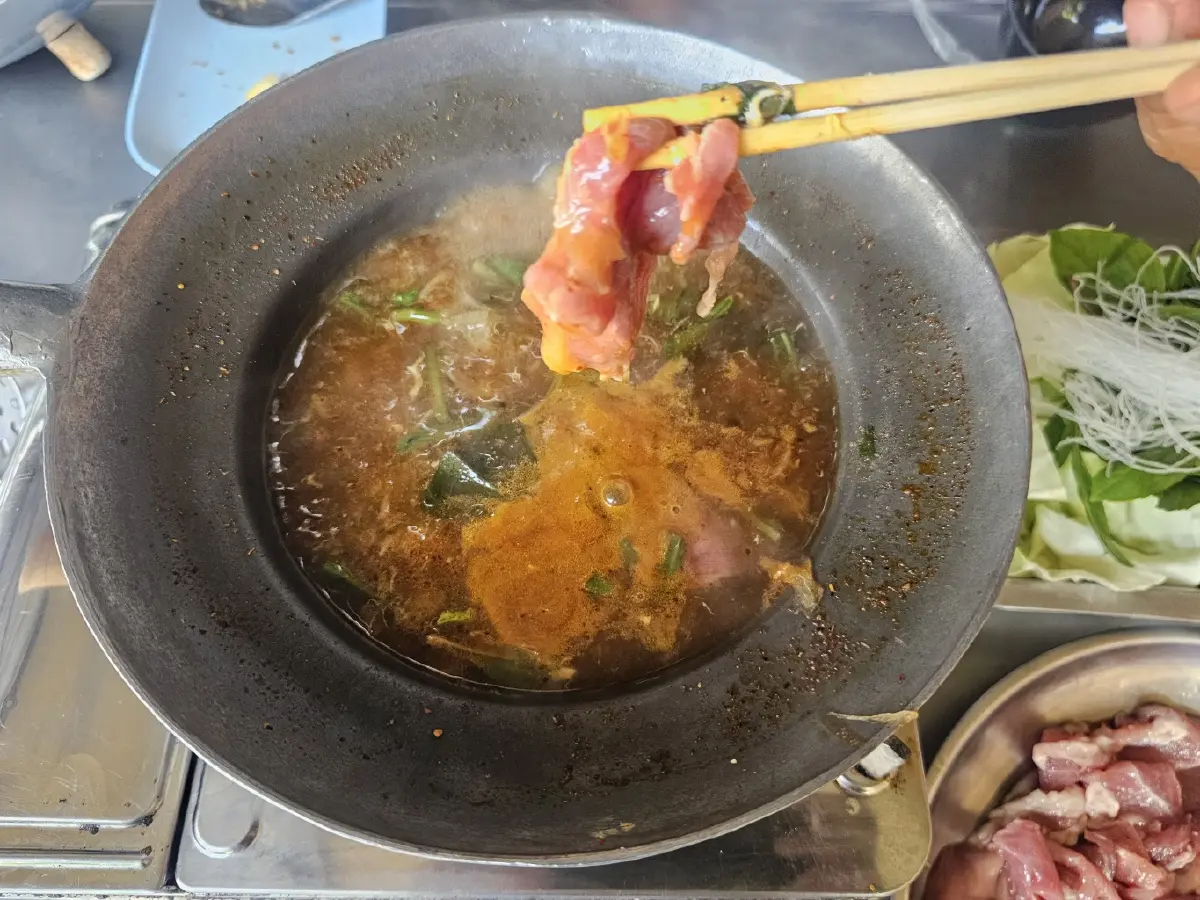 อุบลแจ่วฮ้อน หม้อไฟอีสานแท้ น้ำซุปเผ็ดร้อน รสเด็ด ขายมา 40 ปี