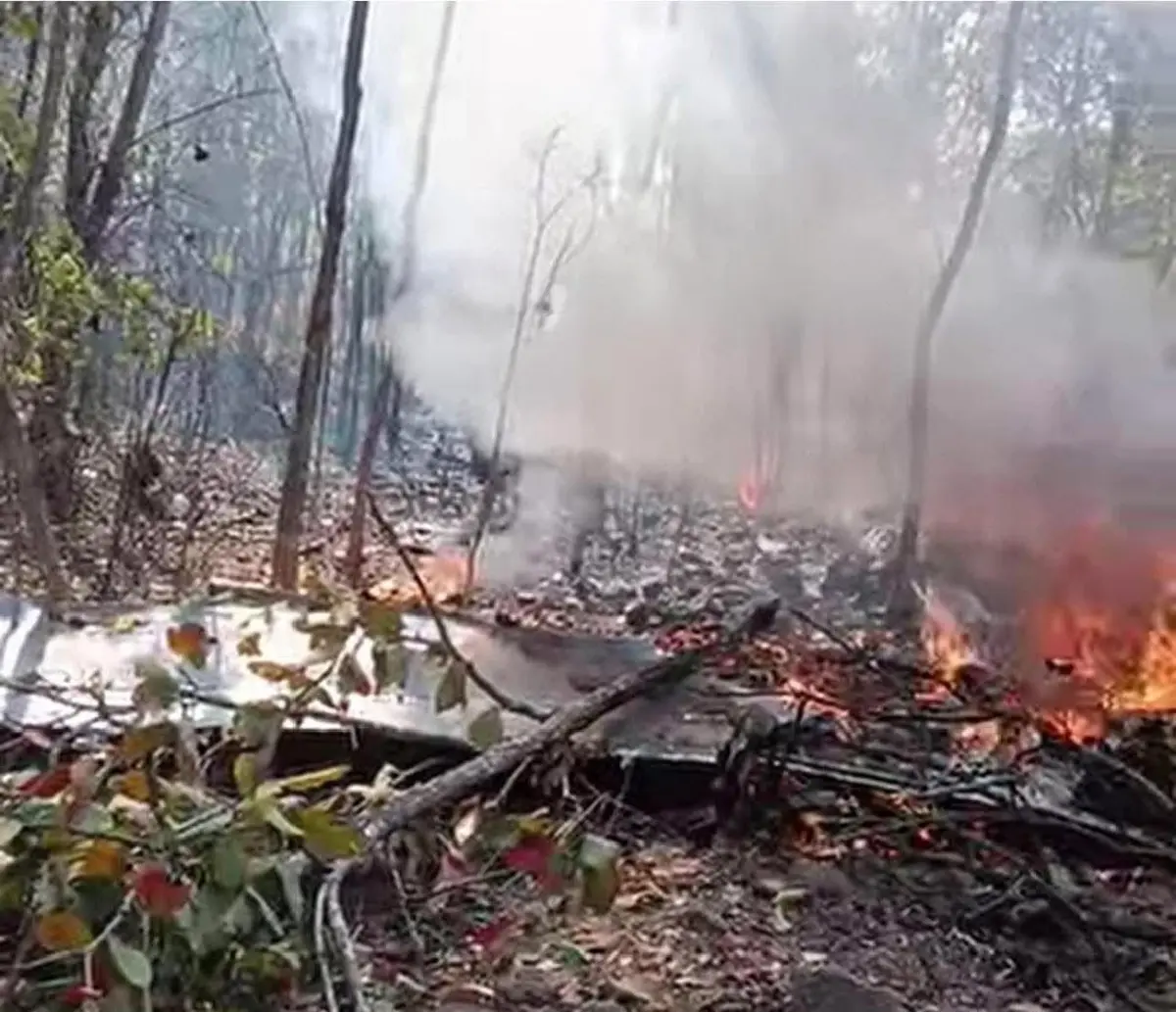 เปิดภาพ เครื่องบิน AT-6 ตก  กู้ภัย เผย ไฟลุกไหม้ทั้งลำ ร่างนักบินติดกับตัวเครื่อง