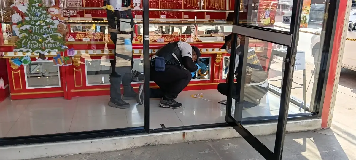 อุกอาจ! คนร้ายควงปืนบุกเดี่ยวปล้นร้านทองกลางเมืองโคราช หลังทองคำทะลุ 70,000