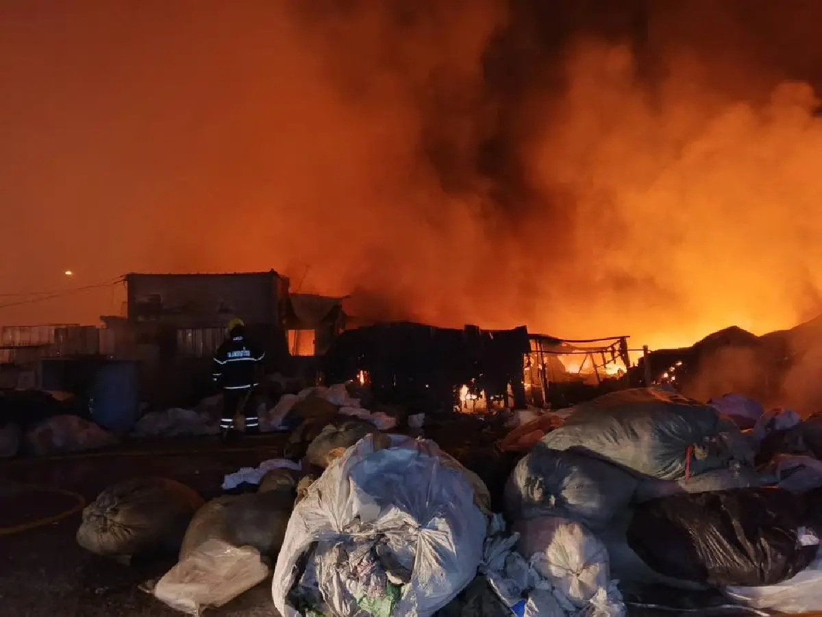 ด่วน! ไฟไหม้รุนแรง ร้านรับซื้อของเก่า แพรกษาใหม่ สมุทรปราการ