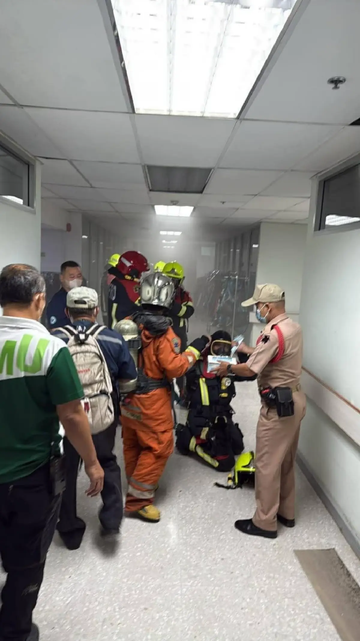 ด่วน! ไฟไหม้อาคาร ย่านสามเสน แขวงวชิรพยาบาล ควันพวยพุ่งหนาแน่น