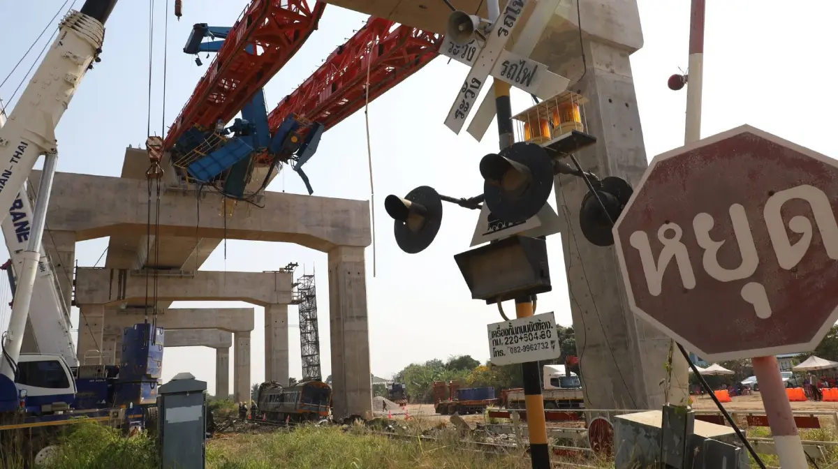 เครนถล่มทับรถไฟดับสลด อัปเดตเร่งเยียวยาผู้บาดเจ็บ ญาติคนตาย 32