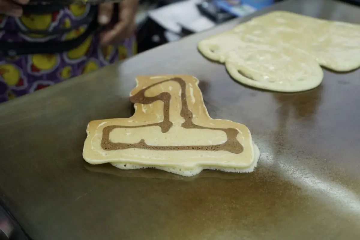 'พงศ์พล–องอาจ' ลงพื้นที่สะพานขวา อ้อนขอคะแนนเสียง