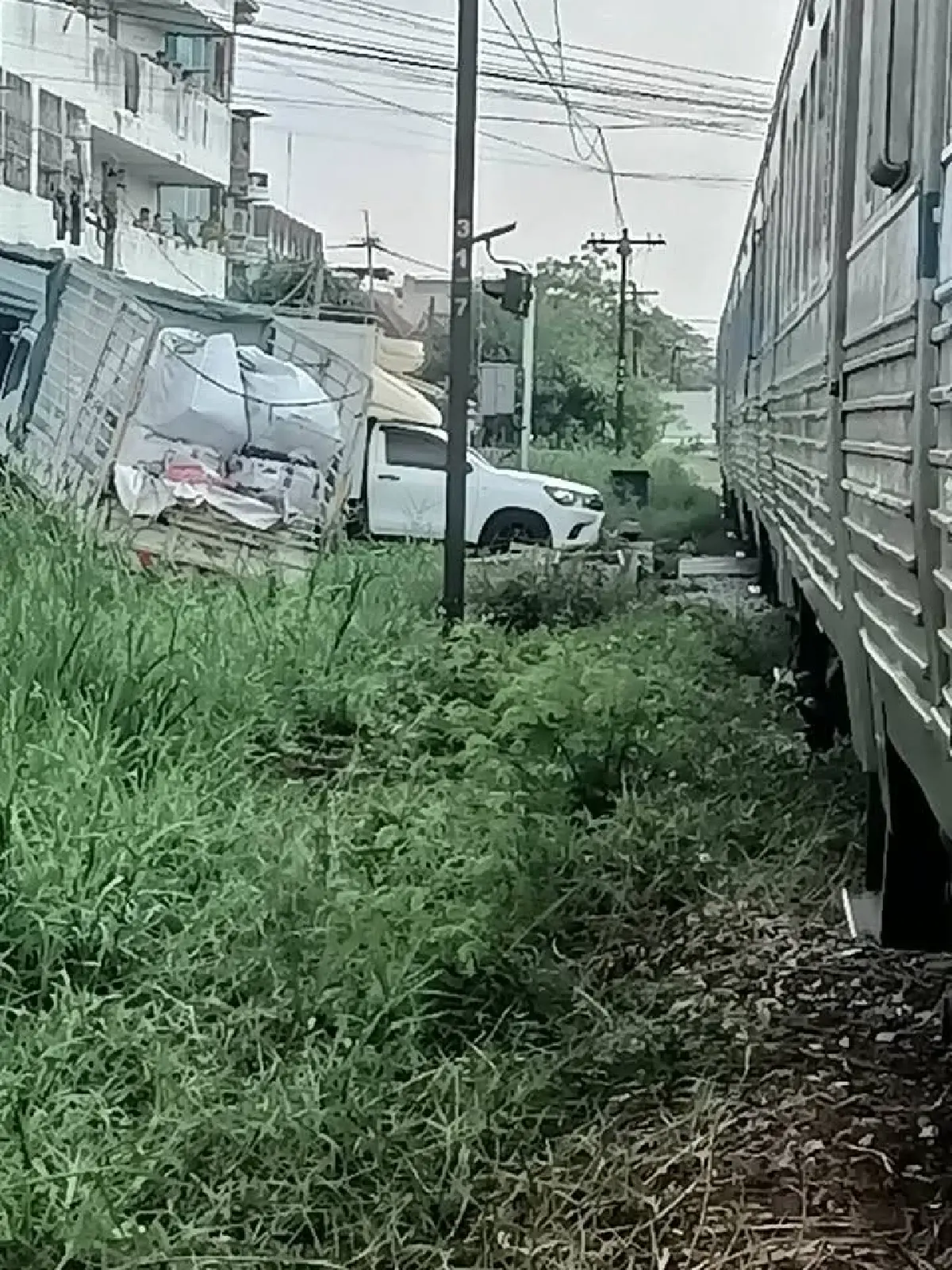 ด่วน! รถ 6 ล้อชนรถไฟสายมหาชัย-วงเวียนใหญ่ สมุทรสาคร เร่งช่วยชีวิต