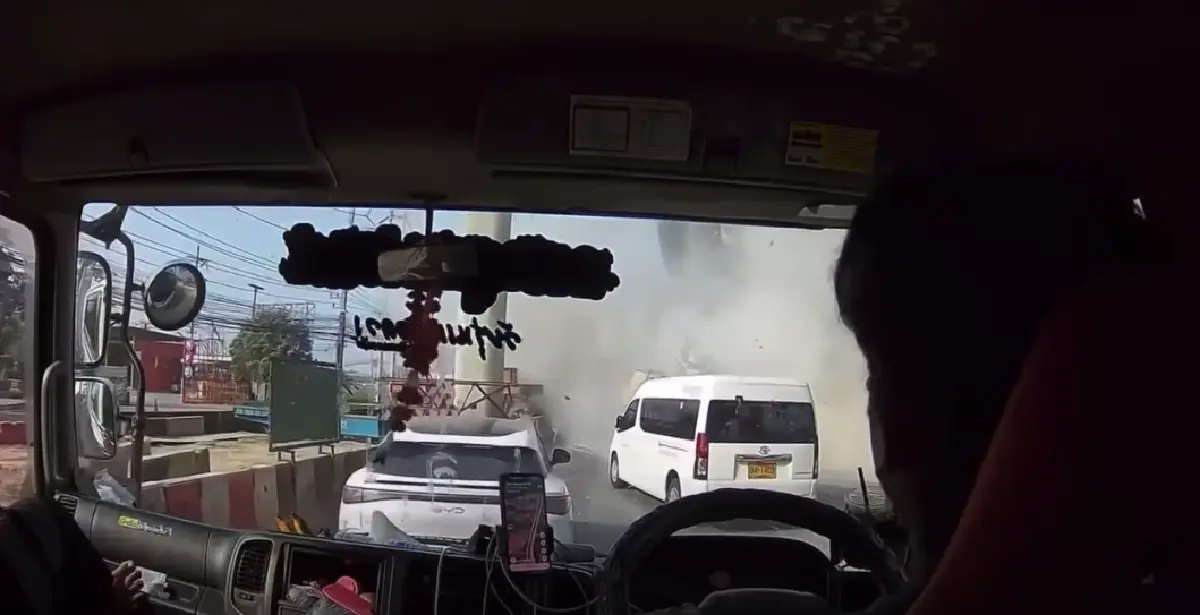 เปิดคลิป เสี่ยงเป็นเสี่ยงตาย เครนถล่มถนนพระราม 2 รอดตายหวุดหวิด