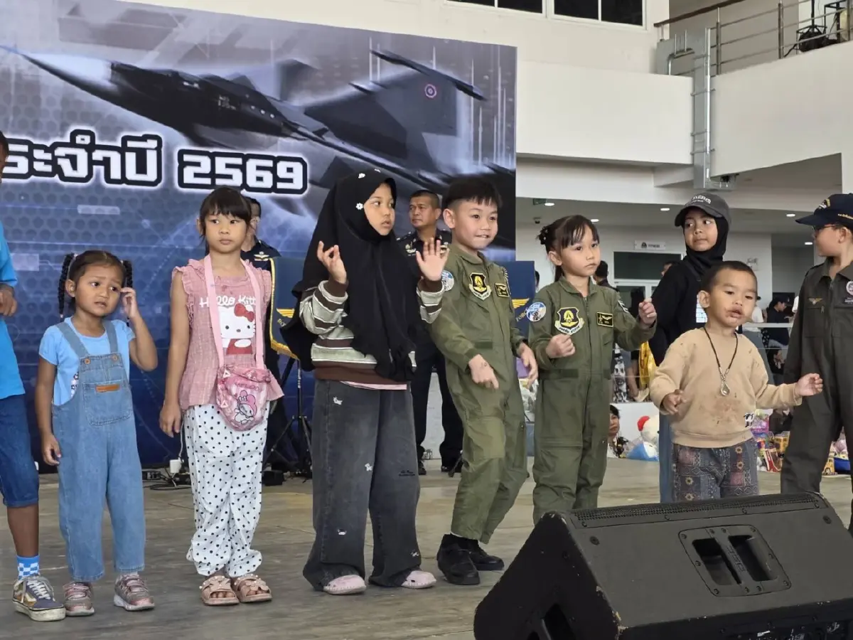 คนนับแสนแห่ชม F-16 กริพเพน บินโชว์วันเด็ก ตัวจริงหย่อนไข่กัมพูชา