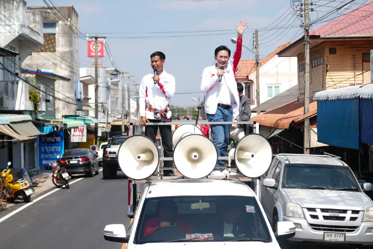 ‘ยศชนัน’ ควง ‘ใหม่ ไอน้ำ’ ขึ้นรถแห่ถิ่น ‘โสภณ’ เมินพื้นที่น้ำเงิน